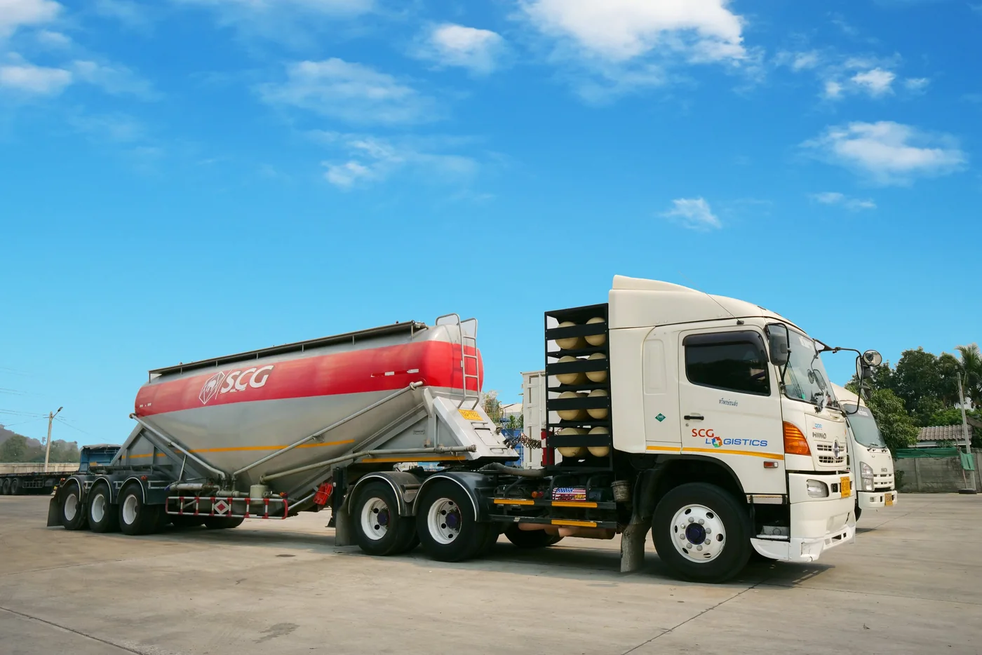 รถขนปูนผงแบบ Silo Trailer SCG Logistics